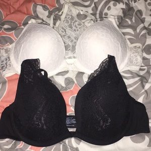 2 for the price of 1!! Cute bras, both size 34C!